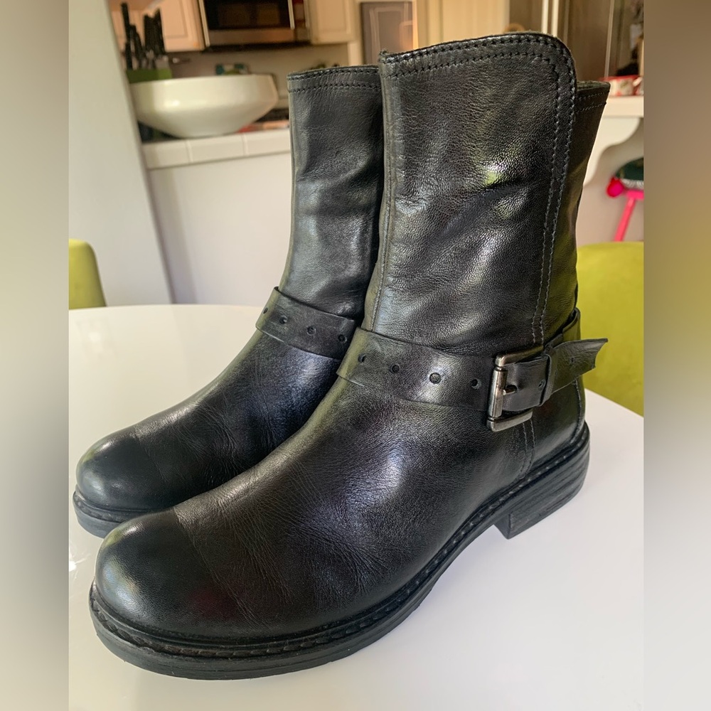 Manas Design Black Leather Boots